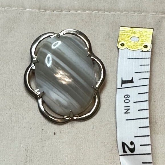 Silver Brooch, White Banded Agate Oval Stone in Silver Flower Frame, Vintage - Picture 5 of 10
